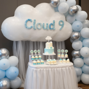 12 baby shower decorations ideas 8. Cloud-Shaped Balloon Dessert Moment