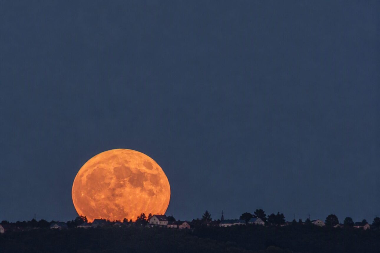 Orange Moon Meaning: A Complete Guide to Lunar Spectacles 3 Orange Moon Meaning: The Science of Atmospheric Scattering