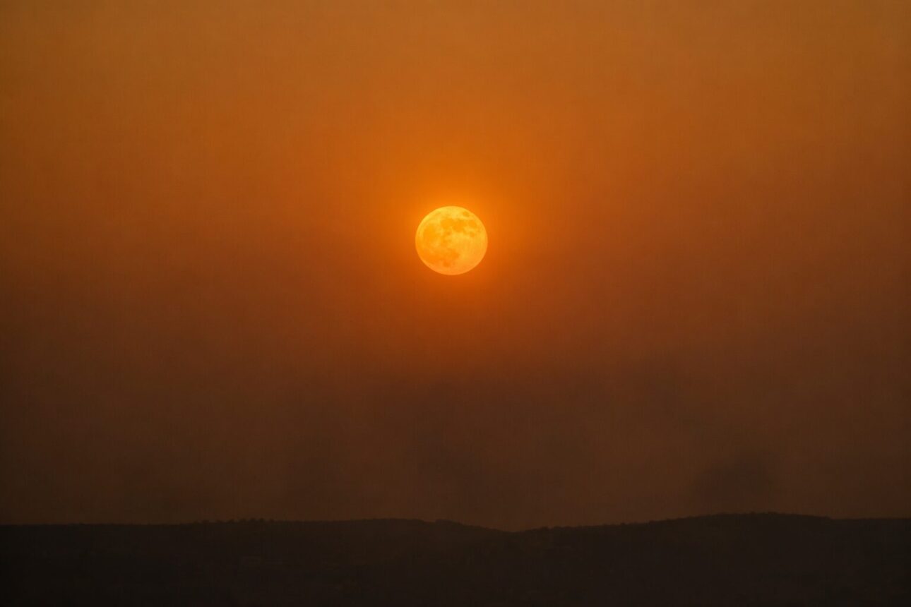 Orange Moon Meaning: A Complete Guide to Lunar Spectacles 4 Environmental Factors: How Smoke and Pollution Influence Color