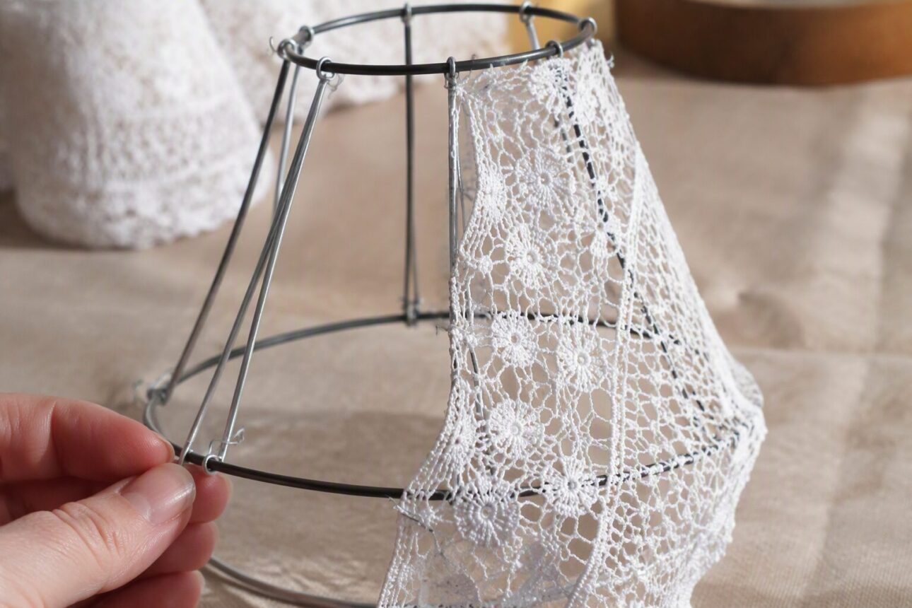 How to Make a Lace Lampshade at Home 3 Method 1: Building a Wire and Lace Lantern