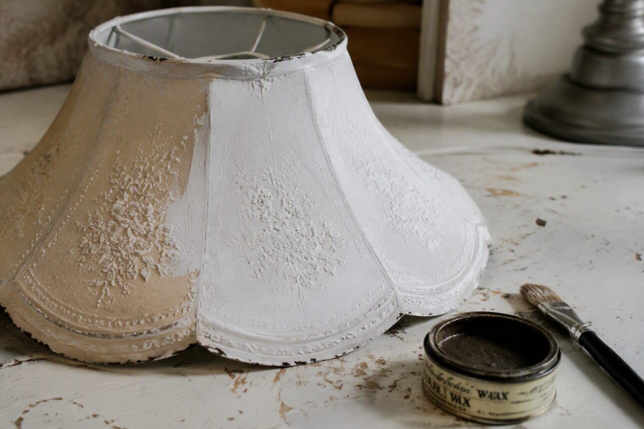 How to Make a Lace Lampshade at Home 4 Method 2: The Vintage Makeover Approach