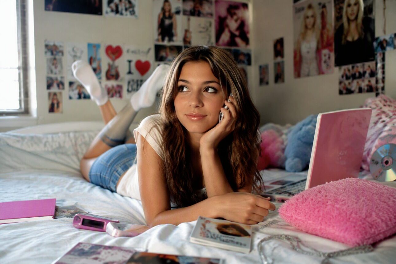 13 Amazing Y2K Shoot Ideas Worth Knowing 5 3. Aesthetic Bedroom Shoot Concepts