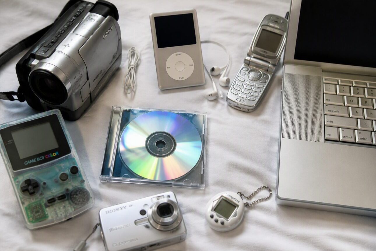 13 Amazing Y2K Shoot Ideas Worth Knowing 7 5. Essential Retro Tech Props