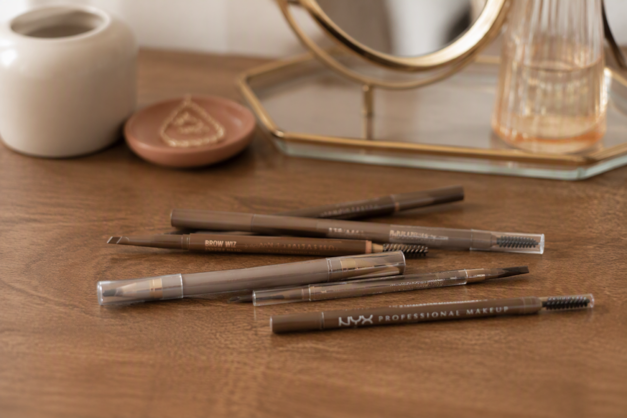 10 Creative Makeup Ideas That Suit Blonde Hair Perfectly 8 6. Modern Taupe and Light Brown Pencils