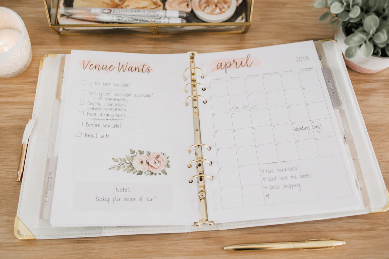 12 Creative Engagement Gift Ideas for Newly Engaged Couples 4 2. Papier Wedding Planning Binder